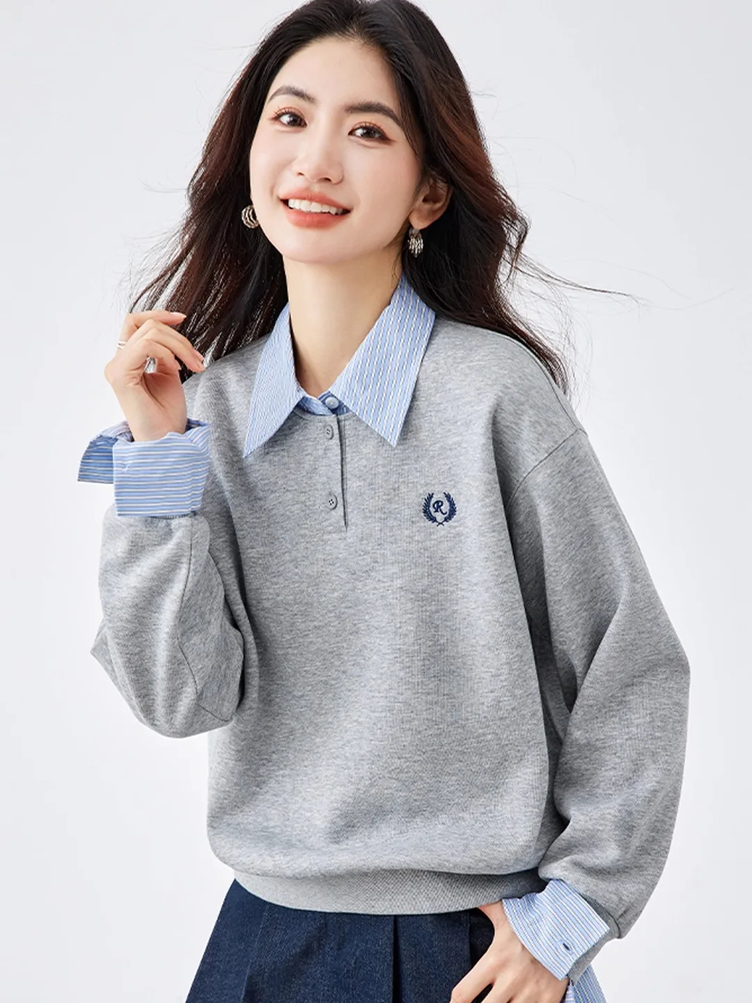 

Женский комплект из двух предметов: утепленное худи оверсайз с длинными рукавами и воротником, свободный крой, стройнящий силуэт, в студенческом стиле