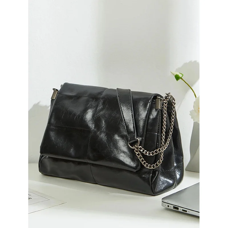 

Large Capacity Commuting Bag 2026 New Spring/Summer Women's Chain Tote Bag, High-End and Fashionable Single Shoulder Underarm Ba