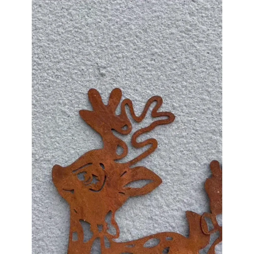 طقم حصة حديقة رجل الثلج على شكل غزال عيد الميلاد المعدني الريفي مكون من قطعتين - ديكور خارجي عالي التحمل يشبه الحديد مع تماثيل غزال شتوية