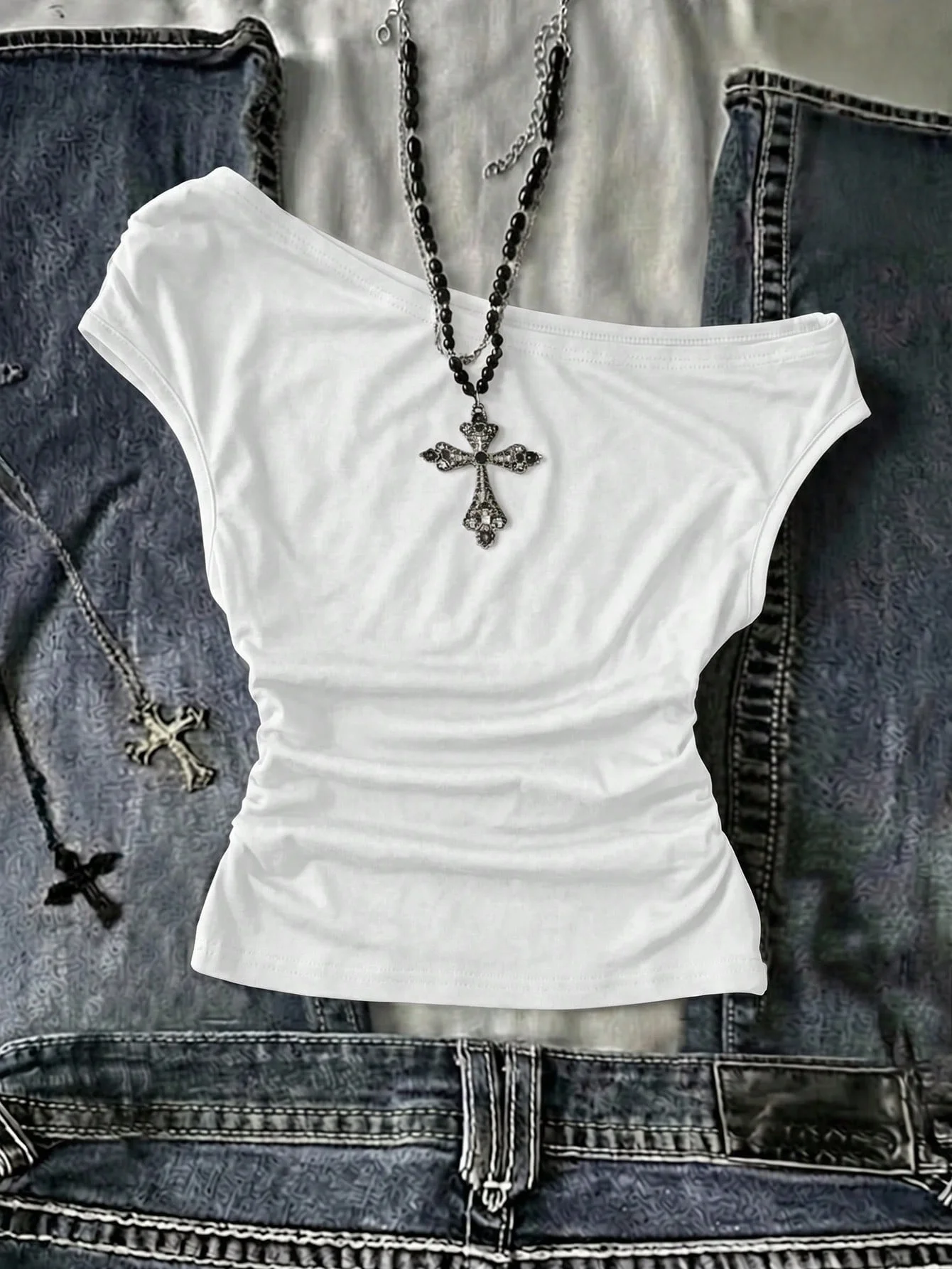 Damen One-Shoulder Crop Top mit kurzen Ärmeln und seitlicher Raffung, schmal geschnitten, Sommer 2026, Gothic Streetwear, einfarbig Schwarz, schulterfrei, für Ausgeh-Looks – Detail 4