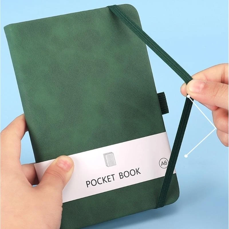 ハードカバーレザーノートブック200ページ幅の並んでいる小さな紙ノートブックメモ帳