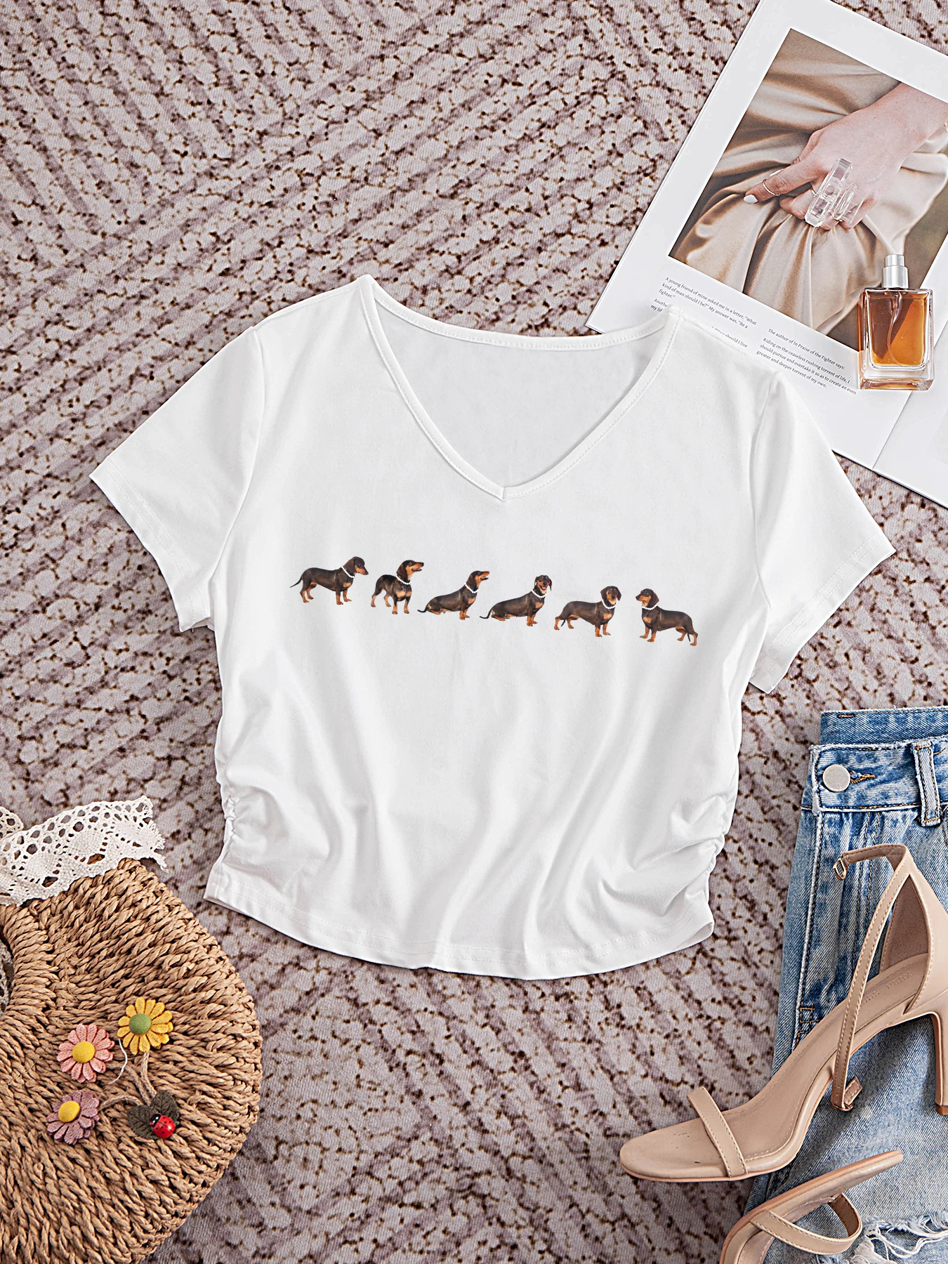 

New summer ladies' white V-neck short-sleeve cropped T-shirt, sausage dog prints—stylish, cute, personalized charm.