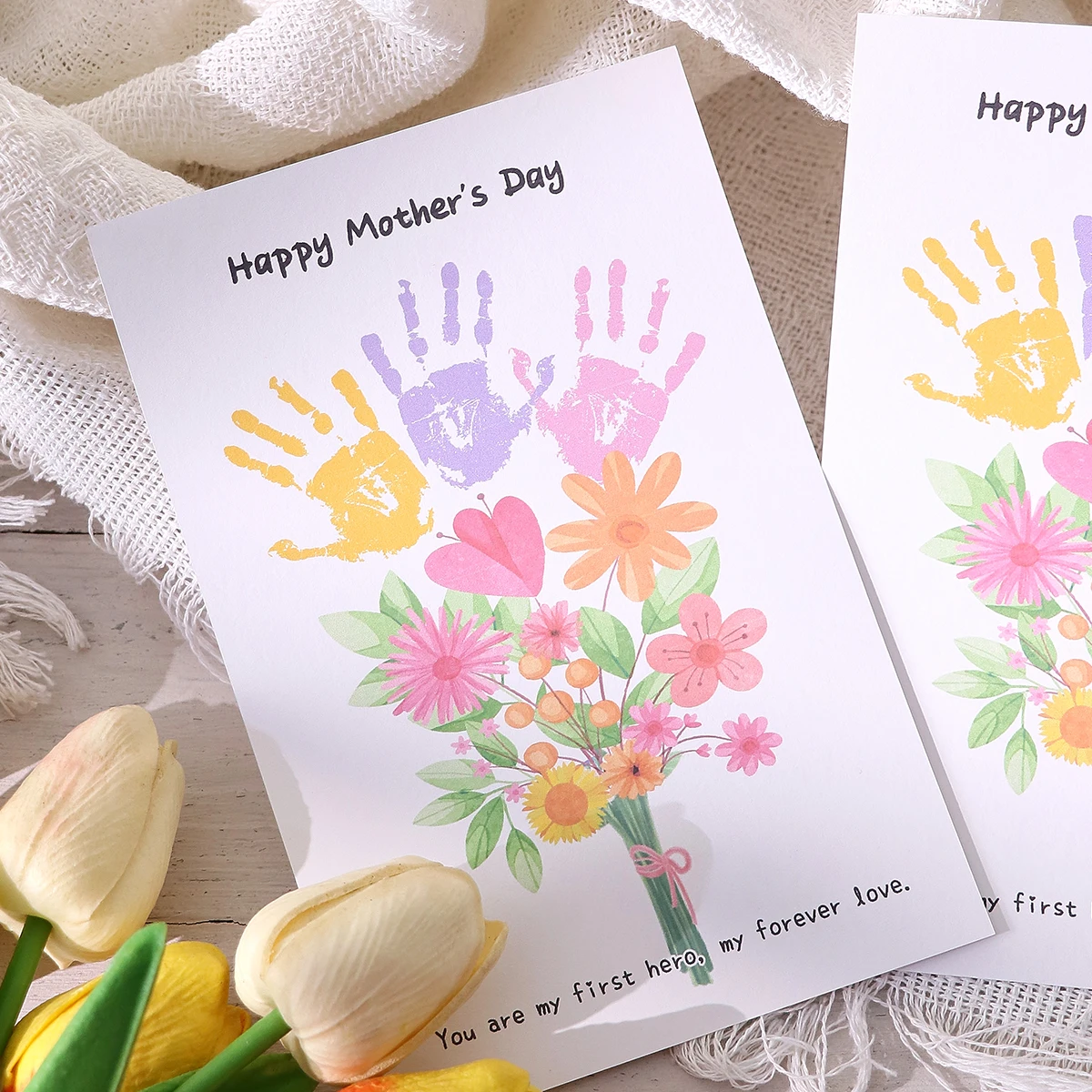 

Открытка ко Дню матери с прилагаемым конвертом. Поздравительная открытка без надписей с мультяшным цветочным дизайном, идеально подходит для празднования Дня матери, в качестве благодарственной открытки или в качестве подарка маме на День матери.