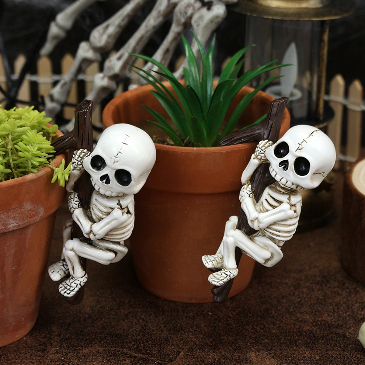 

2pcs Skeleton Flower Pot Pendants Holding Tree Branches，Halloween Garden Hanging Skeleton Statue Decoration