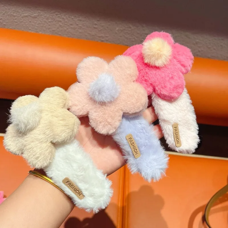 

Милые плюшевые заколки-крабики с цветами для женщин, модные осенне-зимние аксессуары для волос, мягкие повседневные и праздничные заколки-уточки