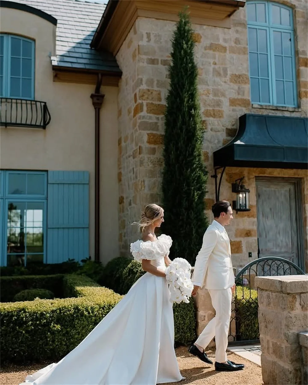 Tokyo Maßgeschneiderte weiße schulterfreie Brautkleider mit kurzen Ärmeln, Hofschleppe, Brautkleider 2025, 3D-Blumen-Meerjungfrau-Hochzeitskleider