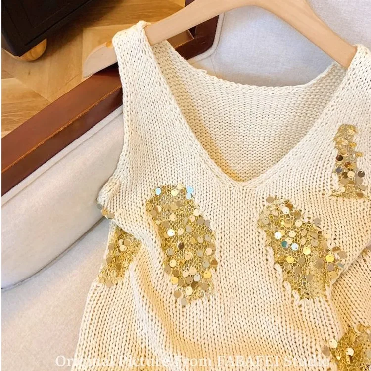 سترة نسائية بيج متماسكة بالترتر الذهبي والفضي اللامع ورقبة على شكل حرف V بدون أكمام طراز فرنسي كاجوال مع إكسسوارات من اللؤلؤ