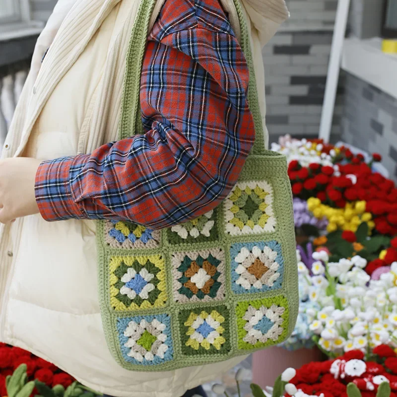 Creatieve handgeweven grootmoeder vierkante damesschoudertas bruine bloem patchwork tas, garenhaak geweven afgewerkte tas