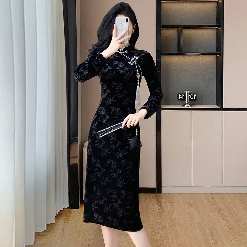 

2025 Modern Chinese Qipao Fall Winter Banquet Gown Vintage Style Long Sleeve Women's Elegant Black Velvet Cheongsam Dress