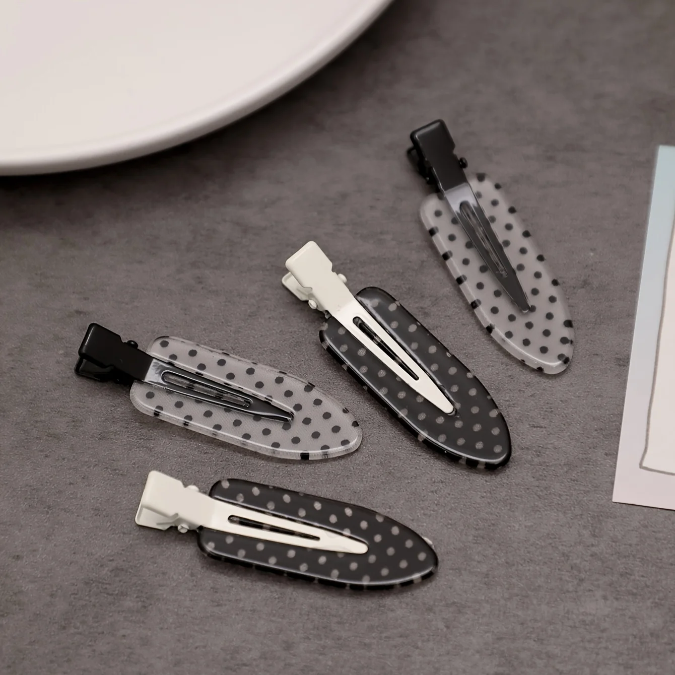 Schwarz-weiße gepunktete Acryl-Haarspangen, minimalistischer, sicherer Halt, geeignet für den täglichen Gebrauch, Party-Outfits, Haar-Styling-Zubehör – Detail 2