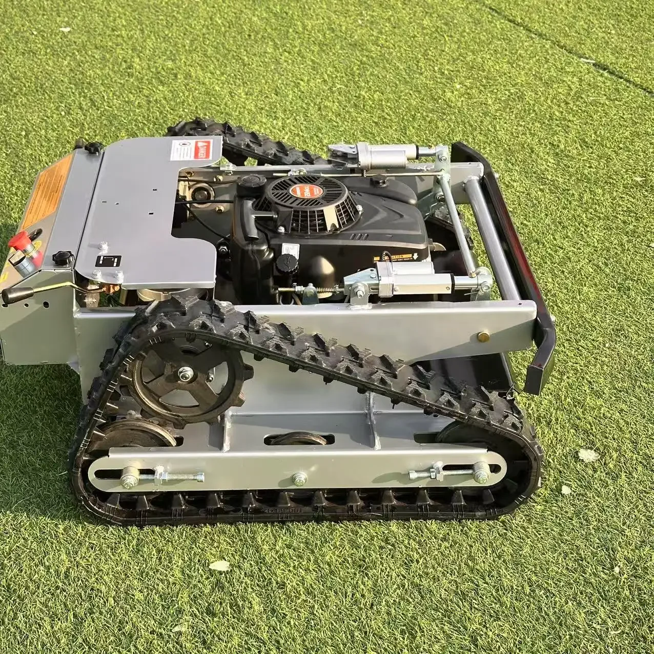 Customized Special Lawn Mower For Garden Orchard Lawn Maintenance 7.5Hp Crawler Type 550mm Remote Control