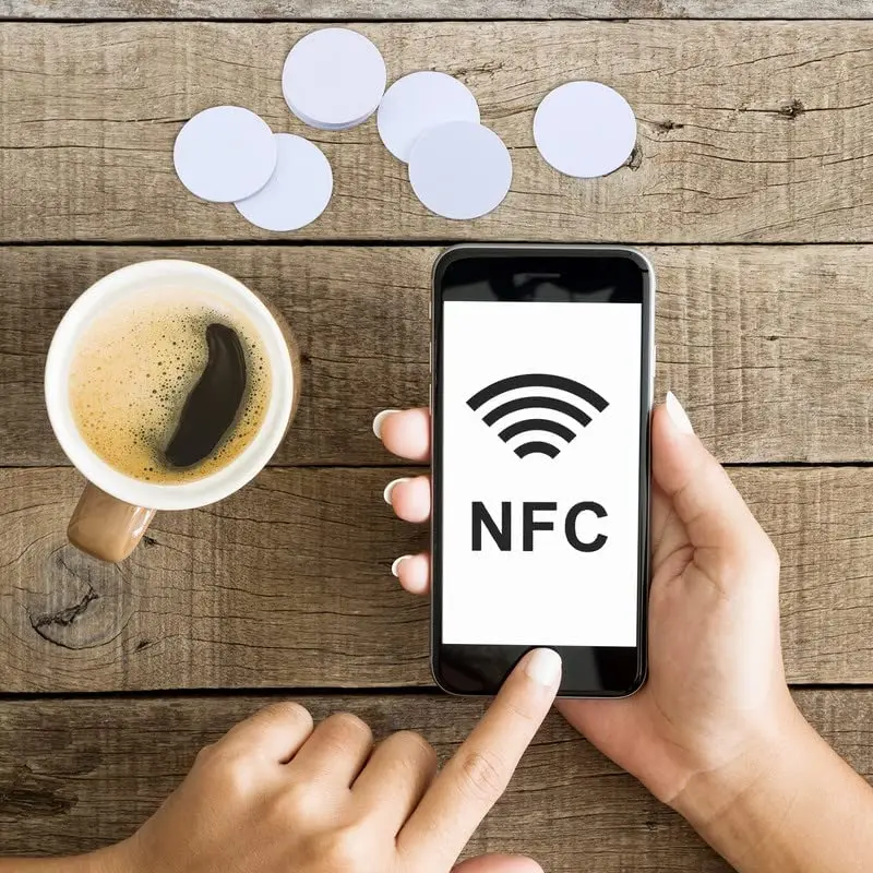 10 adet NFC Ntag215 kartları etiketleri 13.56MHz NTAG 215 kart evrensel boş 25mm yuvarlak sikke RFID etiketleri için NFC etkin cep telefonu