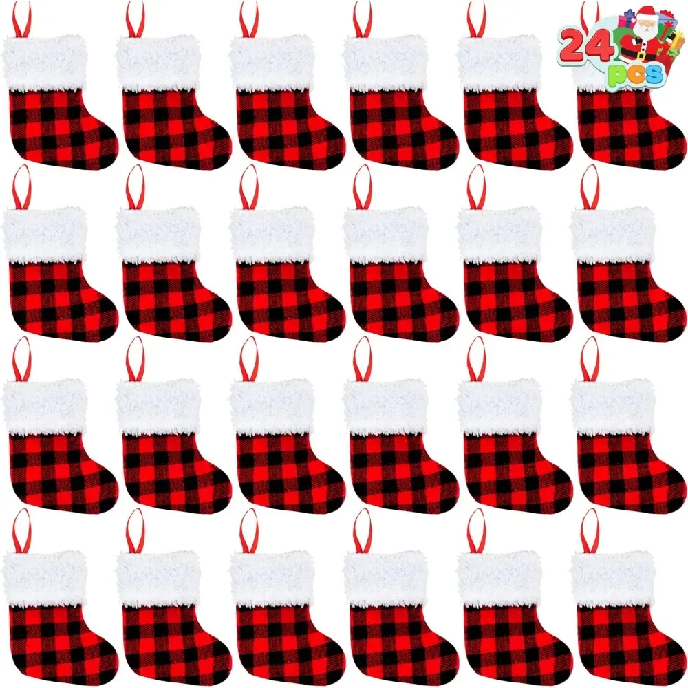 Set di accessori natalizi Sloosh: 12 mini calze di Natale da 5 pollici, a quadri rossi e neri, ideali per decorazioni natalizie, regali per feste e articoli per le festività.