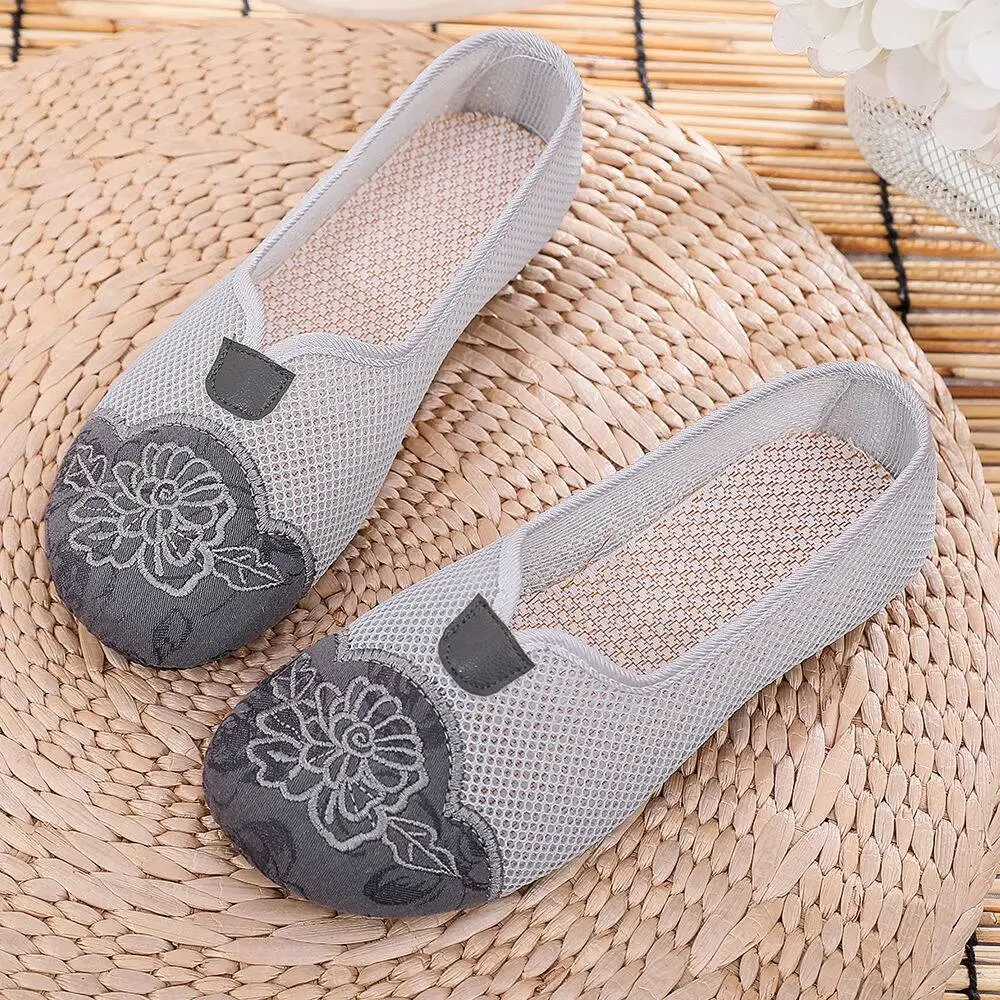 New Summer Old Beijing Cloth Shoes Mom Chinese Style Embroidered Shoes Women Soft Bottom Mesh Breathable Casual Shoes Sandals