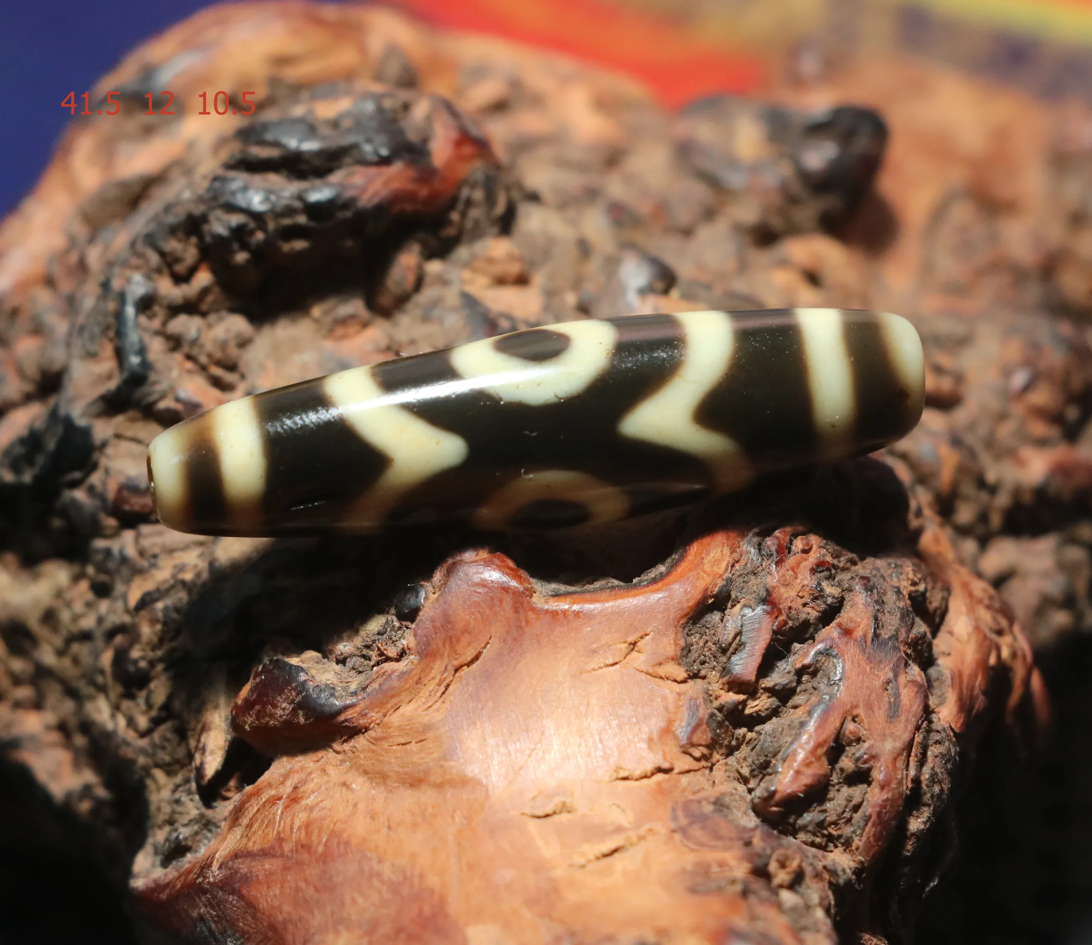 

Top Magic Energy Tibetan Old Oily Agate Ivory Color Wisdom 3 Eyed Unique Shape With Healer Pit Dzee dZi Bead Amulet For Jewelry