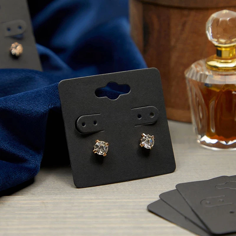 50 قطعة حامل عرض القرط البني بطاقة معلقة فارغة كرافت ورقة علامة المجوهرات مع 6 ثقوب لبيع المجوهرات Crafts بها بنفسك الحرف التجزئة