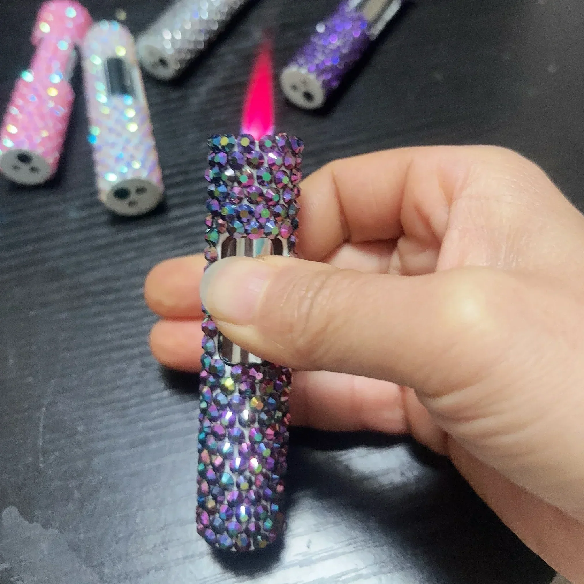 2025 Mini encendedor inflable de lujo con diamantes de imitación para niñas y mujeres, encendedor portátil de Metal a prueba de viento con llama rosa azabache, herramienta pequeña