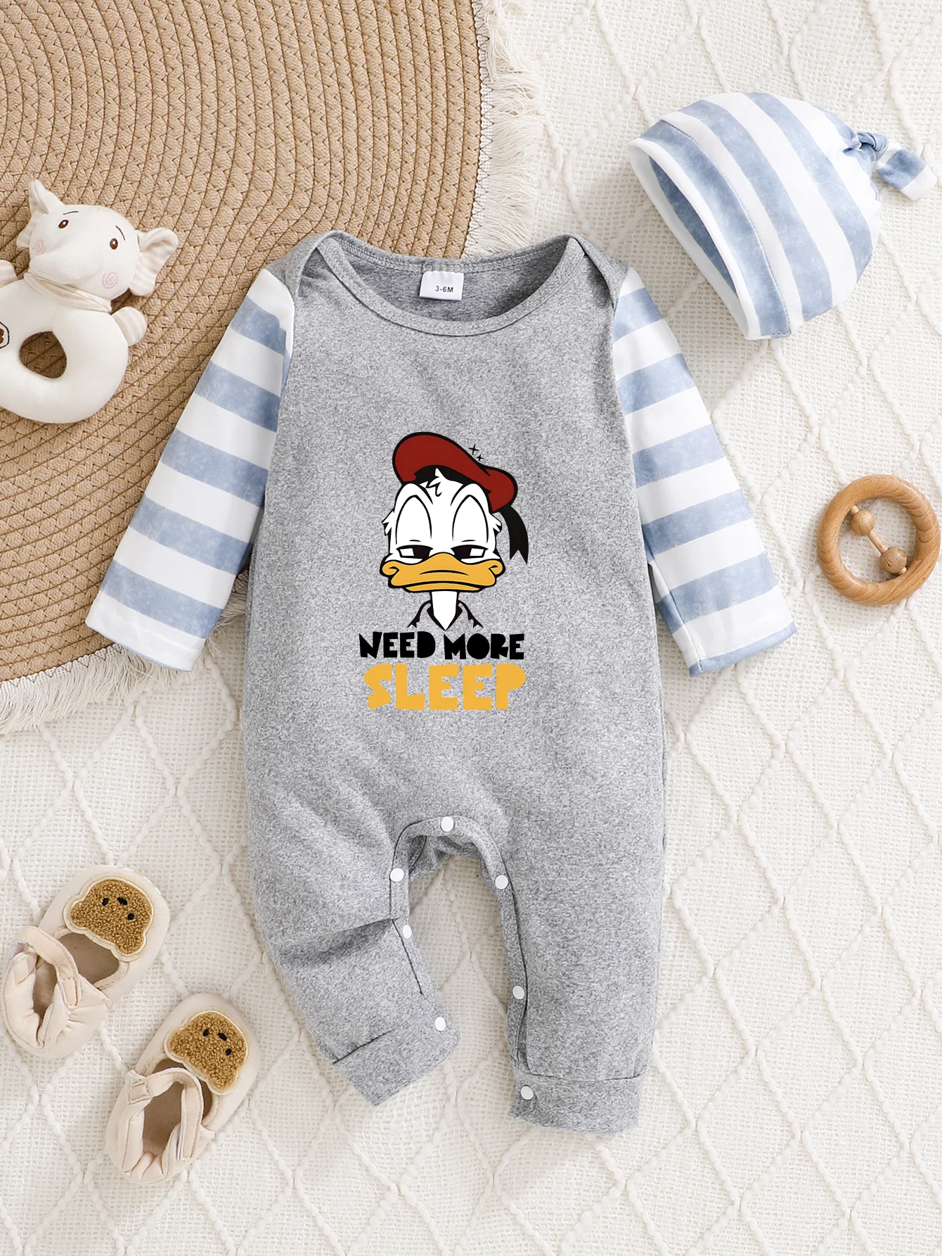 

【Officially Authorized】 Disney Aladdin Baby Hooded Jumpsuit: Vibrant Character Grid Aladdin Print, Soft Comfortable Fabric