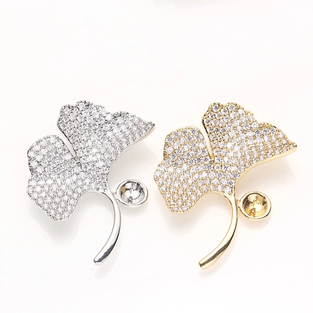 broche-em-forma-de-folha-de-ginkgo-em-latao-com-banho-de-ouro-com-incrustacoes-de-zirconia-acessorio-para-colar-de-perolas-ideal-para-projetos-de-bricolagem-elegante-e-moderno-para-mulheres