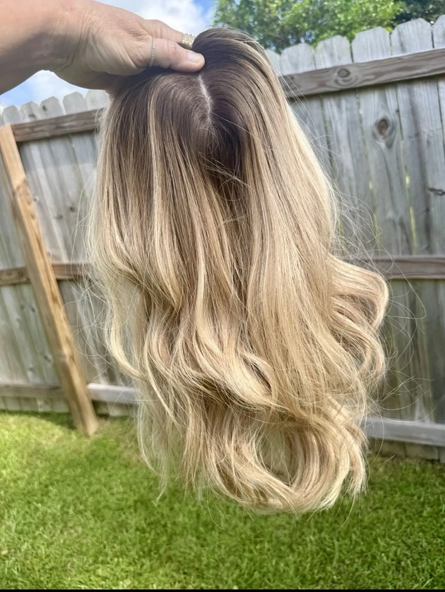 

Новые роскошные женские парики Длинная длина Ombre Пепельно-русый синтетический HD парик фронта шнурка Предварительно выщипанные волосы Объемная волна Бесклеевые парики