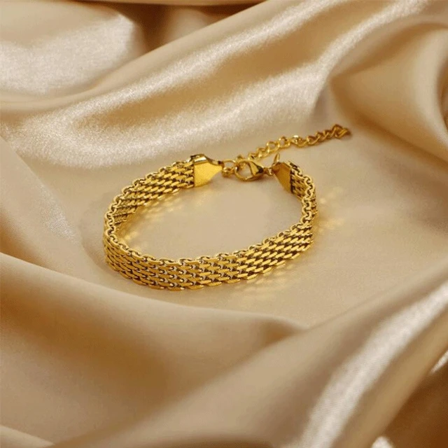 Design of gold bracelet for female fashion