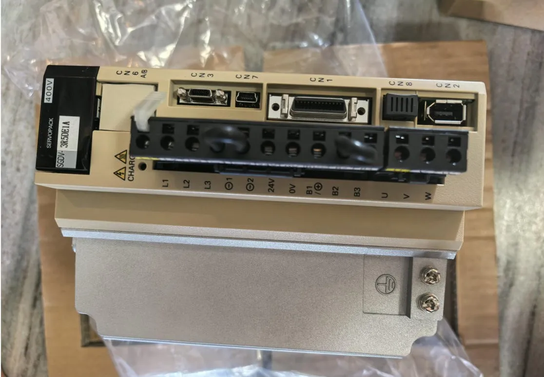 

SGDV-3R5DE1A 99% новый и оригинальный сервопривод в коробке