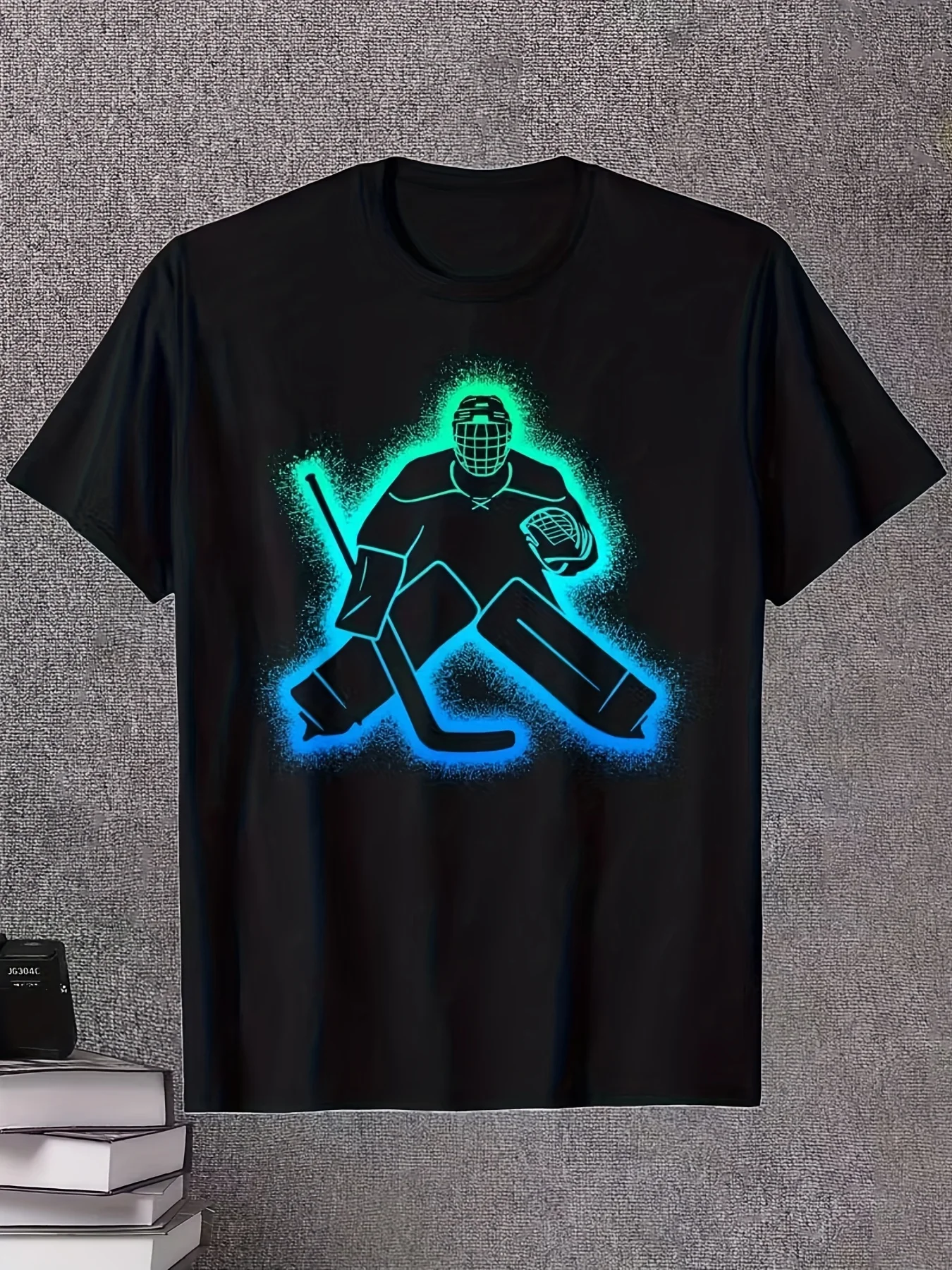 تي شيرت برسومات حارس المرمى لهوكي الجليد، أسود مع تصميم لاعب أزرق نيون، رقبة دائرية مريحة بأكمام قصيرة #1