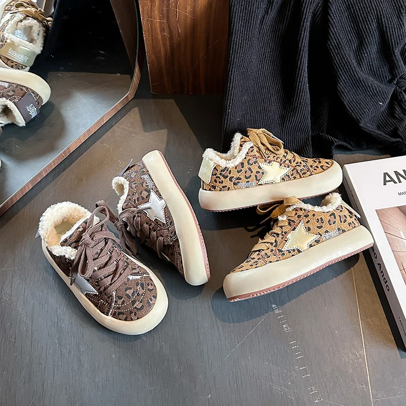 أحذية رياضية مخملية للأطفال موضة شتاء 2025 كورية نمط جديد للأولاد والبنات أحذية رياضية خارجية دافئة متعددة الاستخدامات غير قابلة للانزلاق