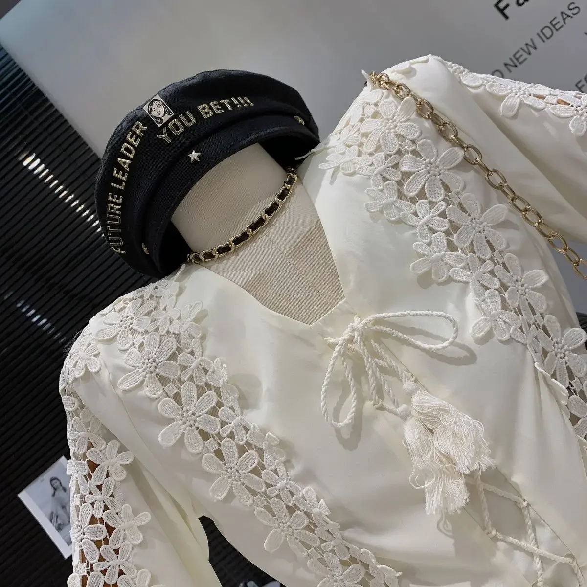 슬림핏, 나이 감소 효과, 홀로우 디자인, 다용도 탑, 여성용 중국풍 레트로 V넥, 기품 있는 여성용 타이 태슬 허리 장식