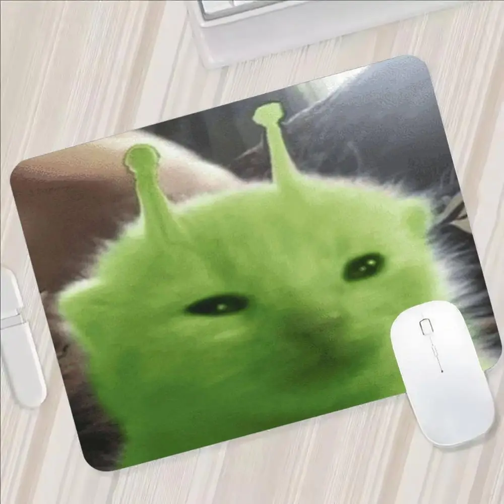 Alien-Katzen-Meme-Mauspad - Ausgefallene Rutschfeste Farbige Kante Tragbare Matte für Laptop, Büro & Gaming Kawaii Katzen-Schreibtischunterlage – Detail 6