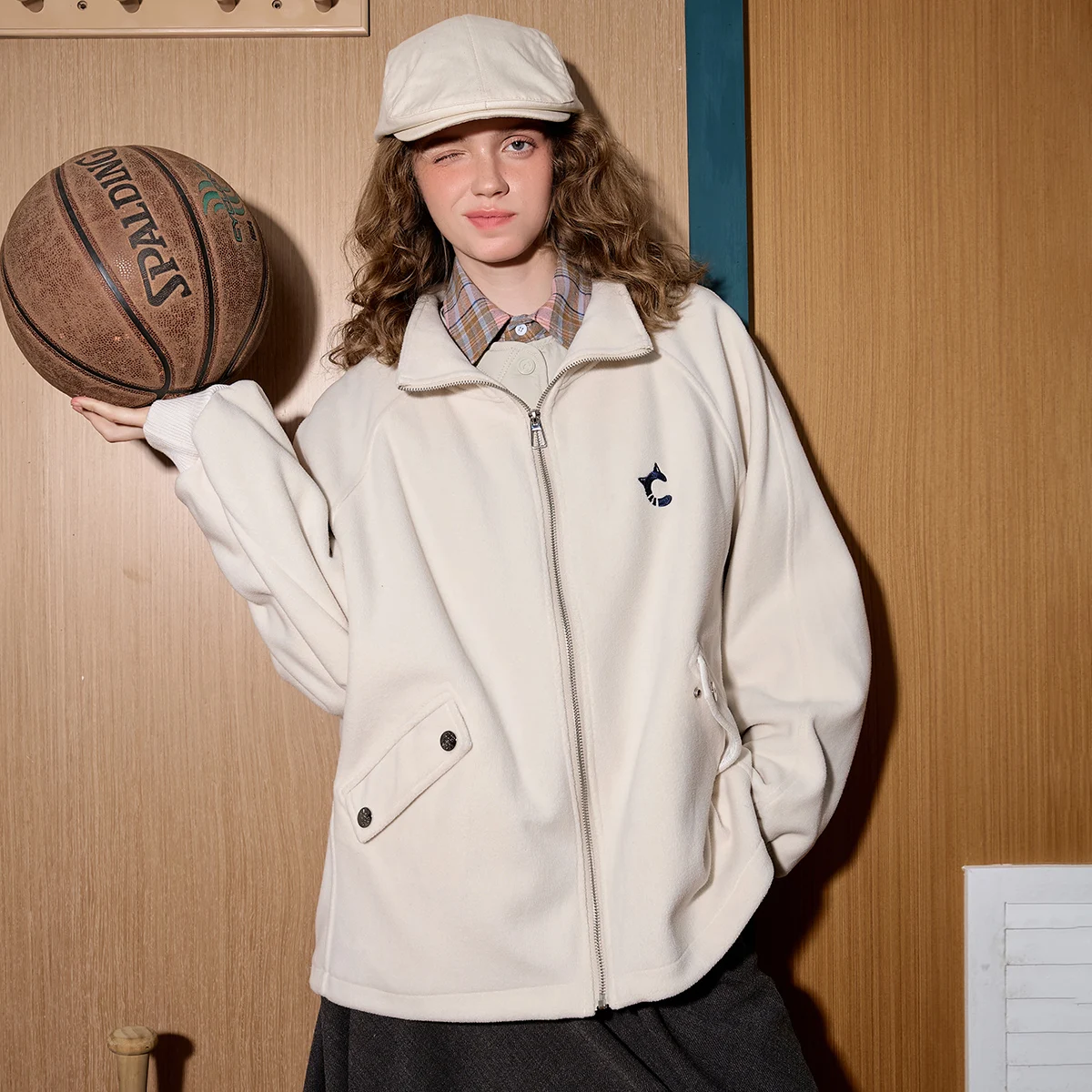 سترة نسائية ربيعية مطرزة لعام 2025 سترة أمريكية عتيقة مفتوحة من الأمام من القطيفة تيدي من الصوف سترة مريحة كبيرة الحجم