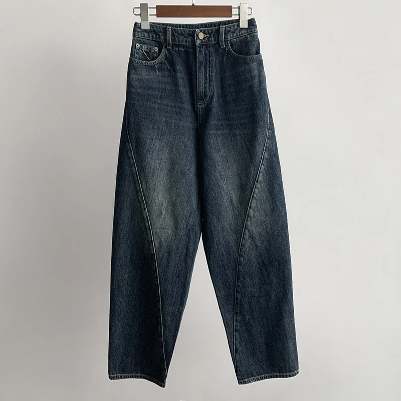 Modne jeansy o luźnym kroju z prostymi nogawkami i szerokimi nogawkami, z efektem spranej tkaniny i skręcanymi szwami.