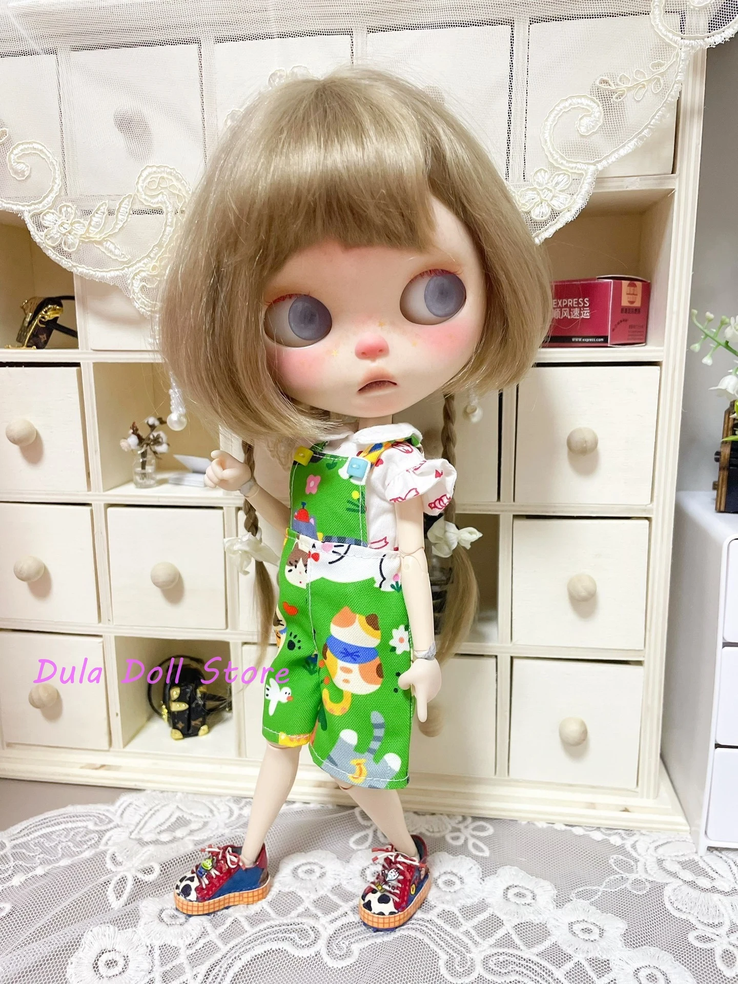 

Dula Doll Clothes Pure cotton printed fresh little cat suspenders pants and top set Blythe ob24 ob22 Azone Licca ICY Doll