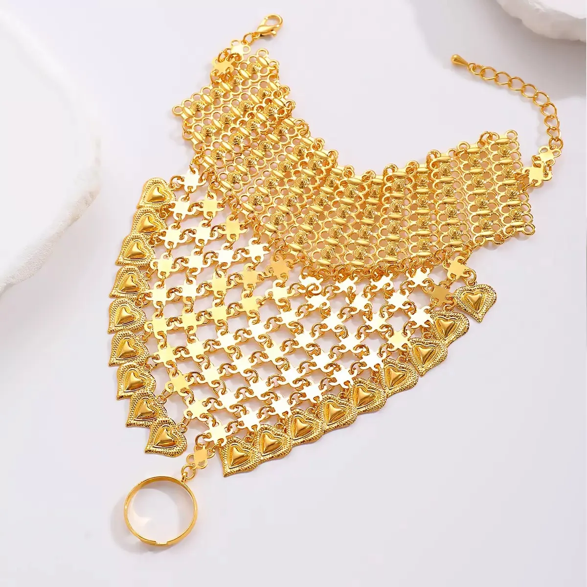 

Подвеска в форме сердца в этническом стиле в стиле ретро с струящейся бахромой, закрывающаяся заднюю часть руки. Браслет с танцевальным аксессуаром.