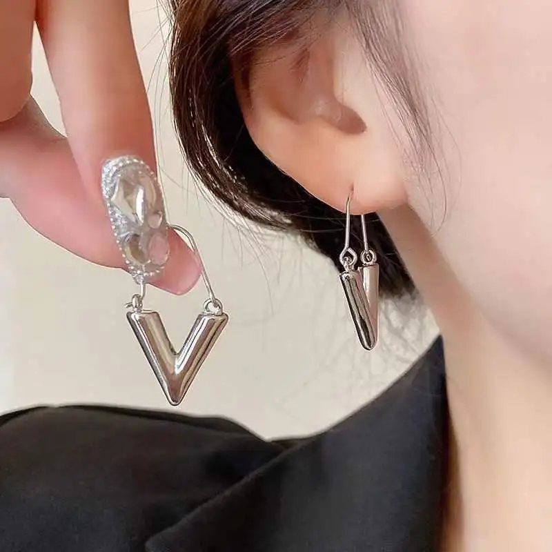 Hot Sale Gold Plated V Letter Shape Circle Hoop Earrings For Women Girls Piercing Creative Gift Jewelry e057