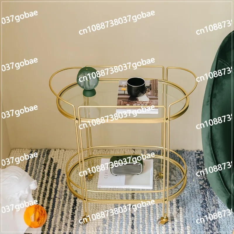 جانب المطعم الفاخر الخفيف الشمالي عدد قليل من عربات طاولة الشاي وعربة النبيذ مع رف متحرك بعجلات