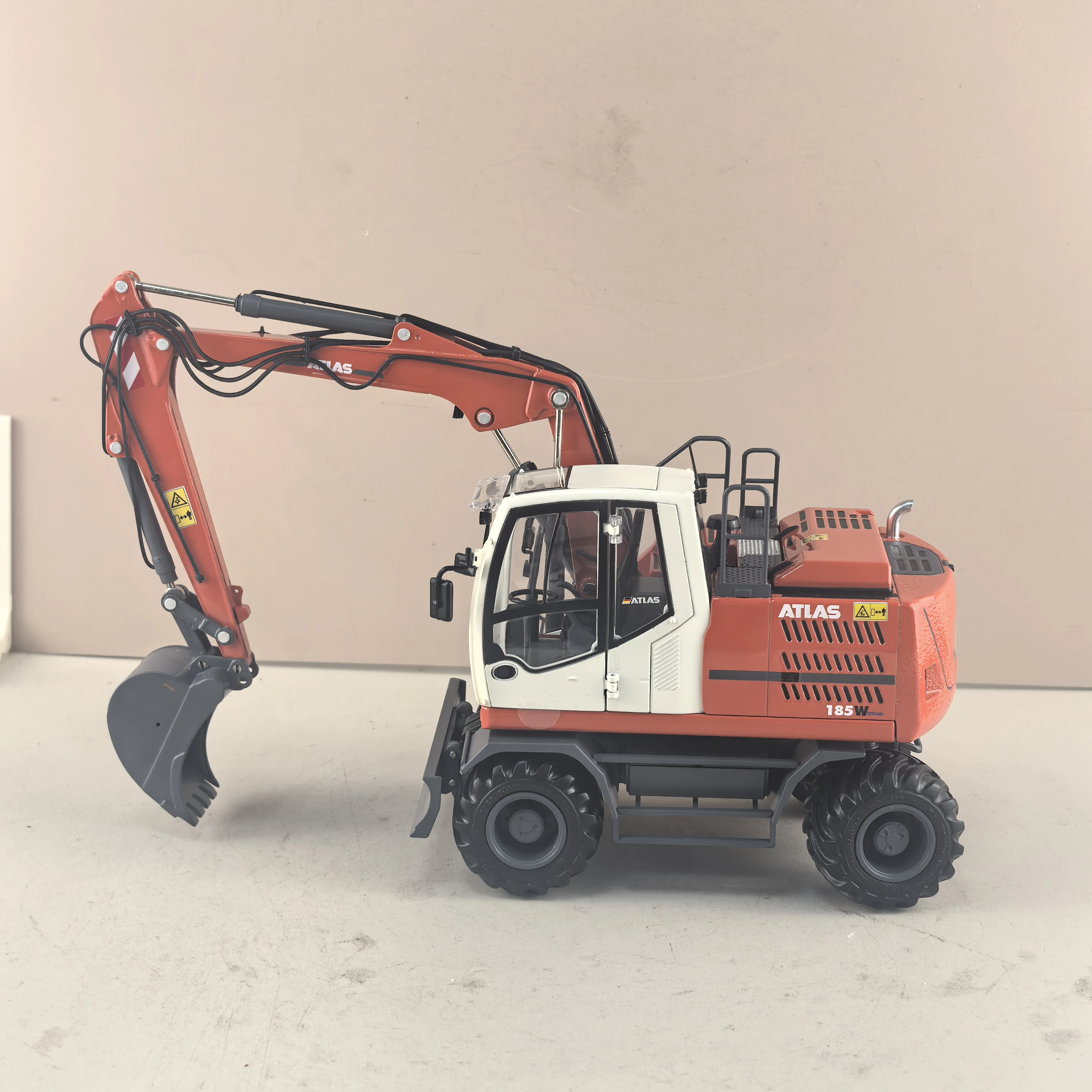 

Экскаватор ATLAS 180W 160W 1/32 с шинами NOKIAN