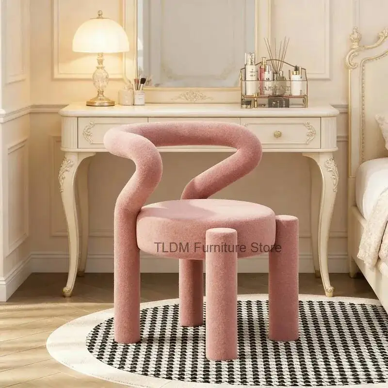 Modern Artistic Pink Velvet Accent Chair with Curved Frame Makeup Vanity Chair for Bedroom Dressing Room Home Furniture