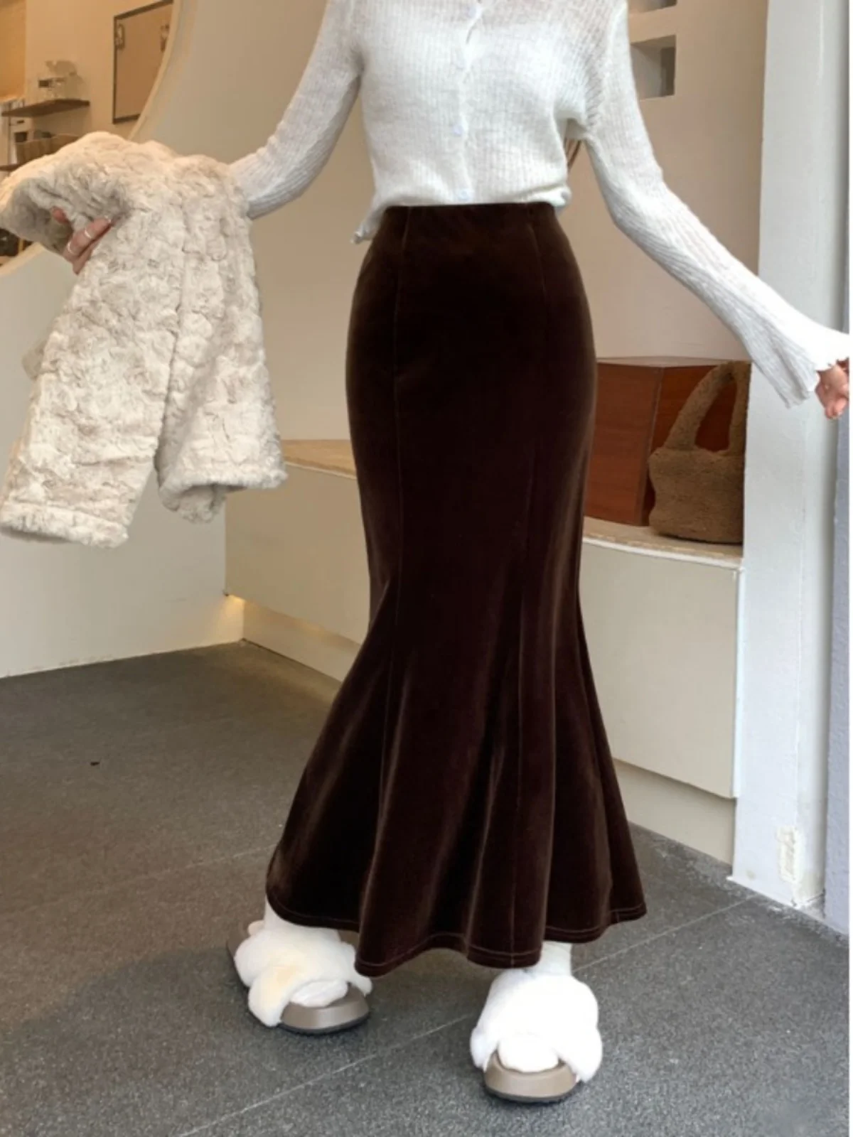 Design Sense Coffee Color Maillard Skirt for Women Autumn 2024 New High Waist Slimming Velvet Sheath Fishtail Long dress