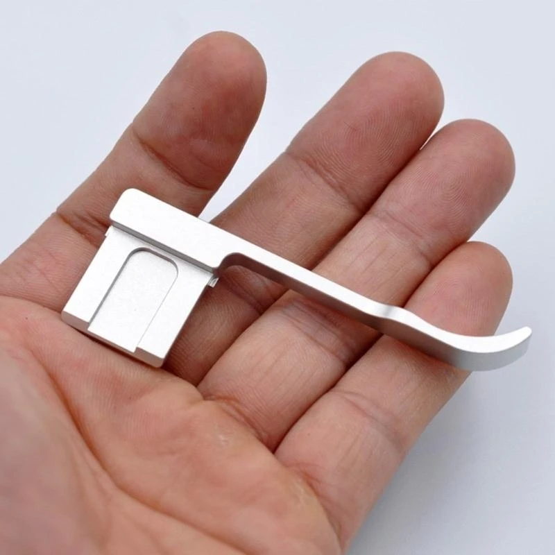 ด้ามจับกล้องตามหลักสรีรศาสตร์เพื่อเพิ่มความสะดวกสบายและความมั่นคงในระหว่างการถ่ายภาพ K1KF