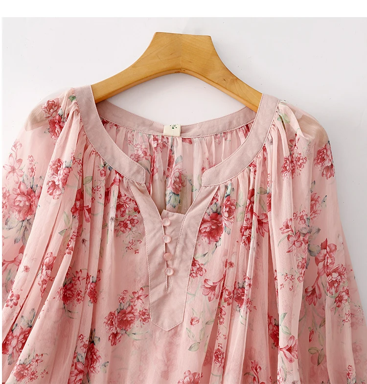 เสื้อเชิ้ตลายดอกไม้สีชมพูบางเบาสำหรับฤดูใบไม้ผลิและฤดูร้อน เสื้อผู้หญิงติดกระดุมผ่าหน้า คอวี แขนทรงกระบอก สไตล์ลำลองหลวมๆ แบบโบฮีเมียน