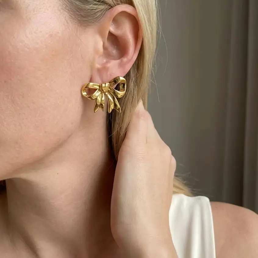 Vintage Unregelmäßige Metall-Schleifenohrringe für Damen Edelstahl Goldfarben Flüssig Plissierte Schleifenohrringe Party Schmuck Geschenke