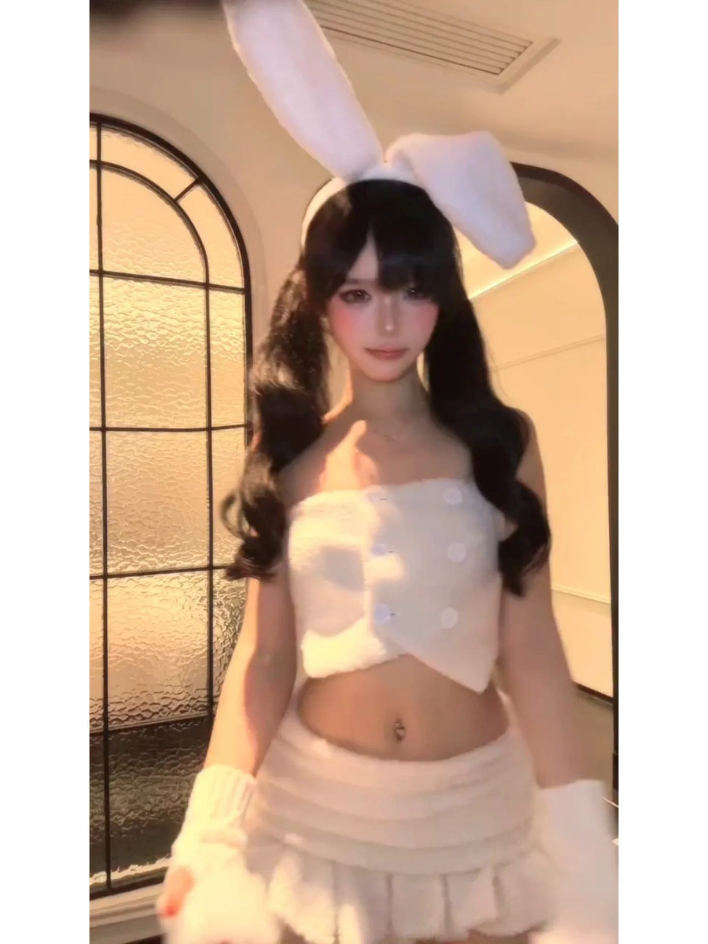 

Комплект из двух предметов: белая плиссированная юбка с высокой талией и меховыми кроличьими ушками, а также топ для девочек в стиле школьной формы