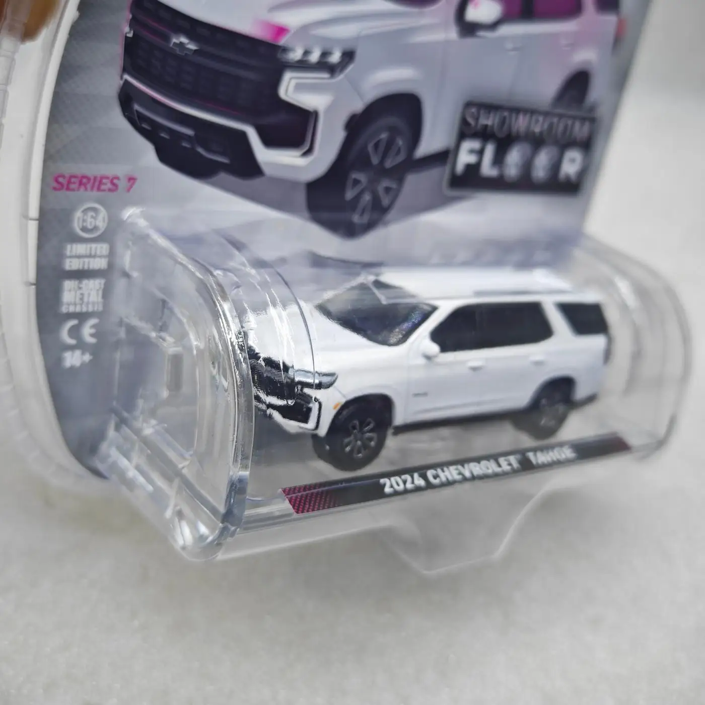 1:64 Exhibition Floor Series 7-2024 Chevrolet Tahoe Peak White   Advanced Collection Ornament Car Models