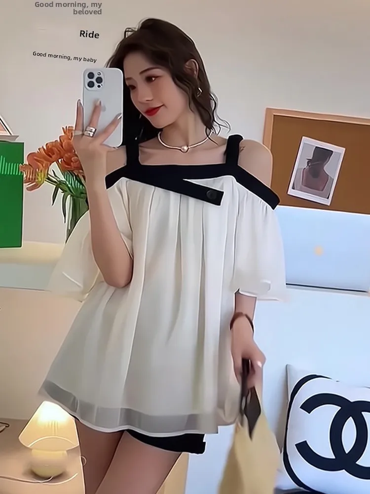 قميص نسائي صيفي أنيق بأكمام قصيرة وتصميم كوري مستقيم بقصة مفتوحة على الكتفين ولونين متباينين، مثالي للعمل والمناسبات.