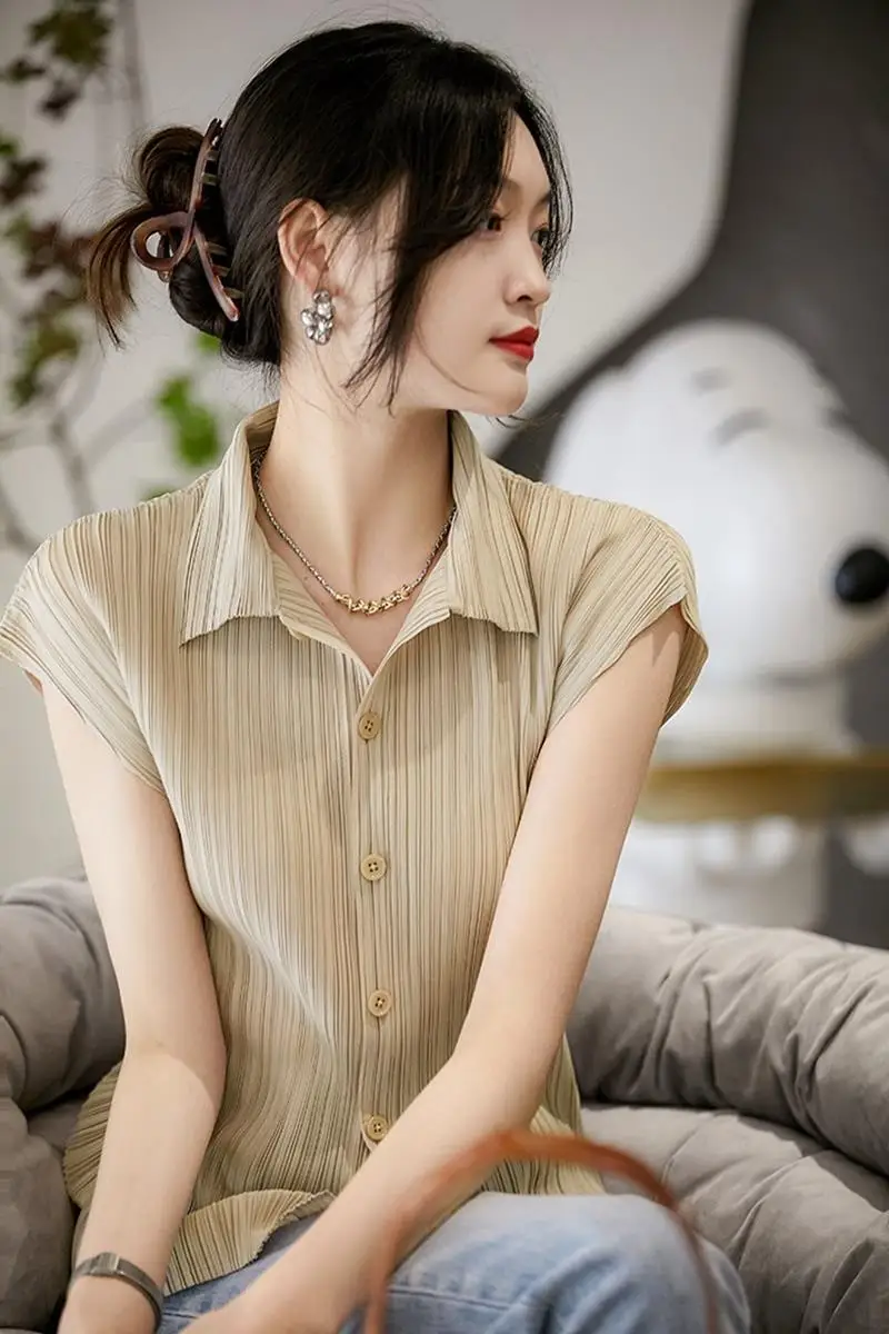 قميص نسائي صيفي أنيق بأكمام قصيرة وياقة بولو مع تفاصيل أزرار وتصميم فضفاض