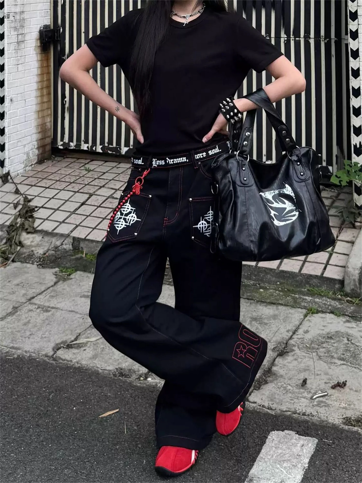 Damen-Jeans mit hoher Taille und weitem Bein, schwarz, Gothic-Druck, Nieten-Detail, Buchstabe, Vintage-Y2K-Streetwear-Denim-Hose