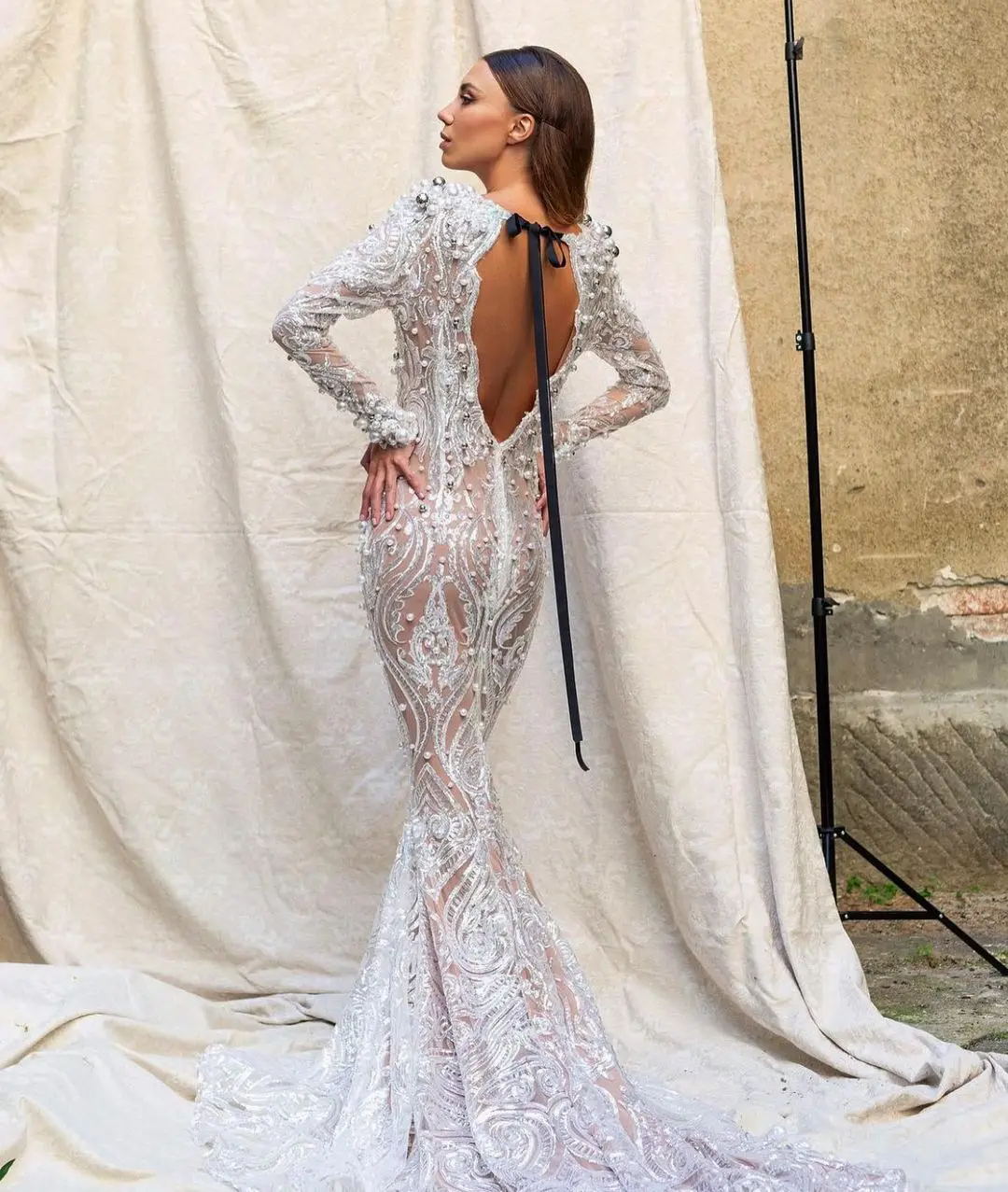 ชุดแต่งงานนางเงือกที่มีเสน่ห์ ประดับด้วยคริสตัลลูกปัดเต็มตัว แต่งด้วยลูกไม้ แขนยาว เปิดหลัง ทรงหางปลาแบบยาว ชุดเจ้าสาวสำหรับงานพิธีอย่างเป็นทางการ