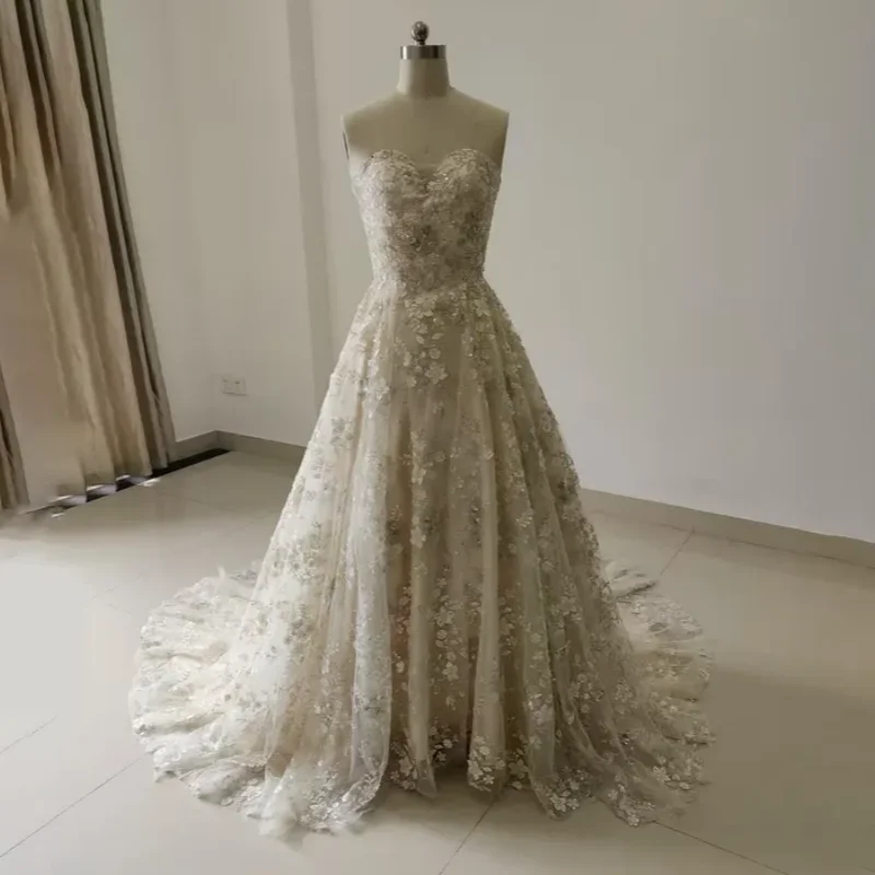 

Customized 2025 Wedding Dress with Unique Elegance and Noble Lace Bridal Dress Bridal Dress with Bareback Sweetheart Bow
