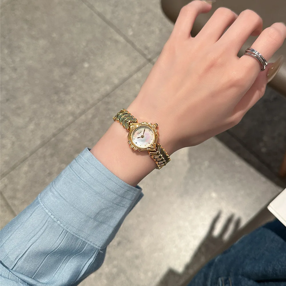 2024 New Niche Design Women\'s Watch Elegant and Luxurious Gold Wheat Ear Rhinestone Shell Dial Quartz Watch Relogios Feminino